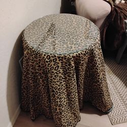 Round Table With Glass Top And Covers