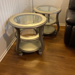 2 Side Tables 2 Mesas de Lado 