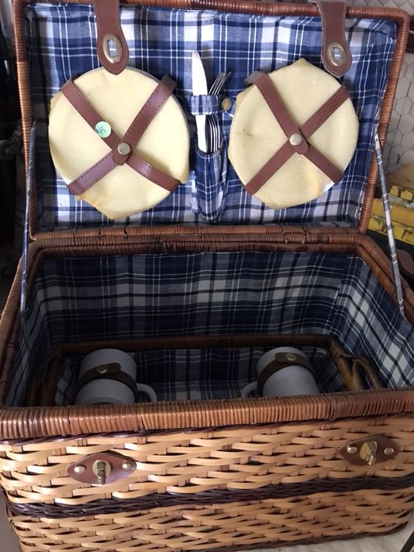 Picnic basket - service for four