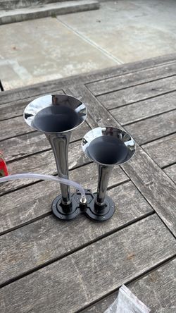 Dual-Trumpet Air Horn Kit with Compressor