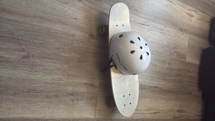 Skateboard n helmet