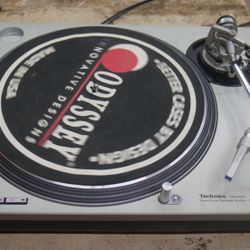 TECHNICS QUARTZ SL-1200MK2 DIRECT DRIVE TURNTABLE. PLEASE READ CAREFULLY. IT POWERS ON. WORKS FINE , BUT THE LIGHT IS NOT WORKING. NEED A NEW NEEDLE. 