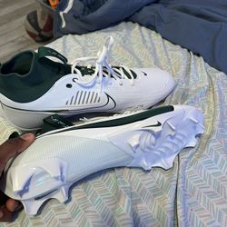 GREEN AND WHITE NIKE FOOTBALL CLEATS (size 13)