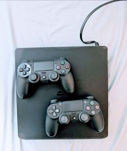 PS4 Slim - Gaming on the Go