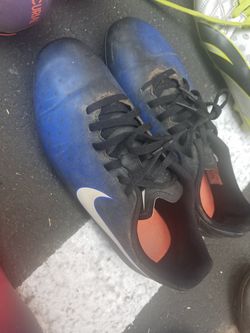 Nike kids soccer shoes size 6Y