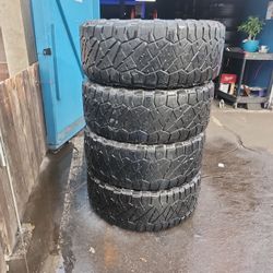 NITTO RIDGE GRAPPLER TIRES Set 