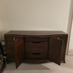 BEAUTIFUL BEDROOM DRESSER 