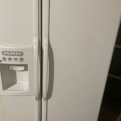 GE 25.4cu Refrigerator 