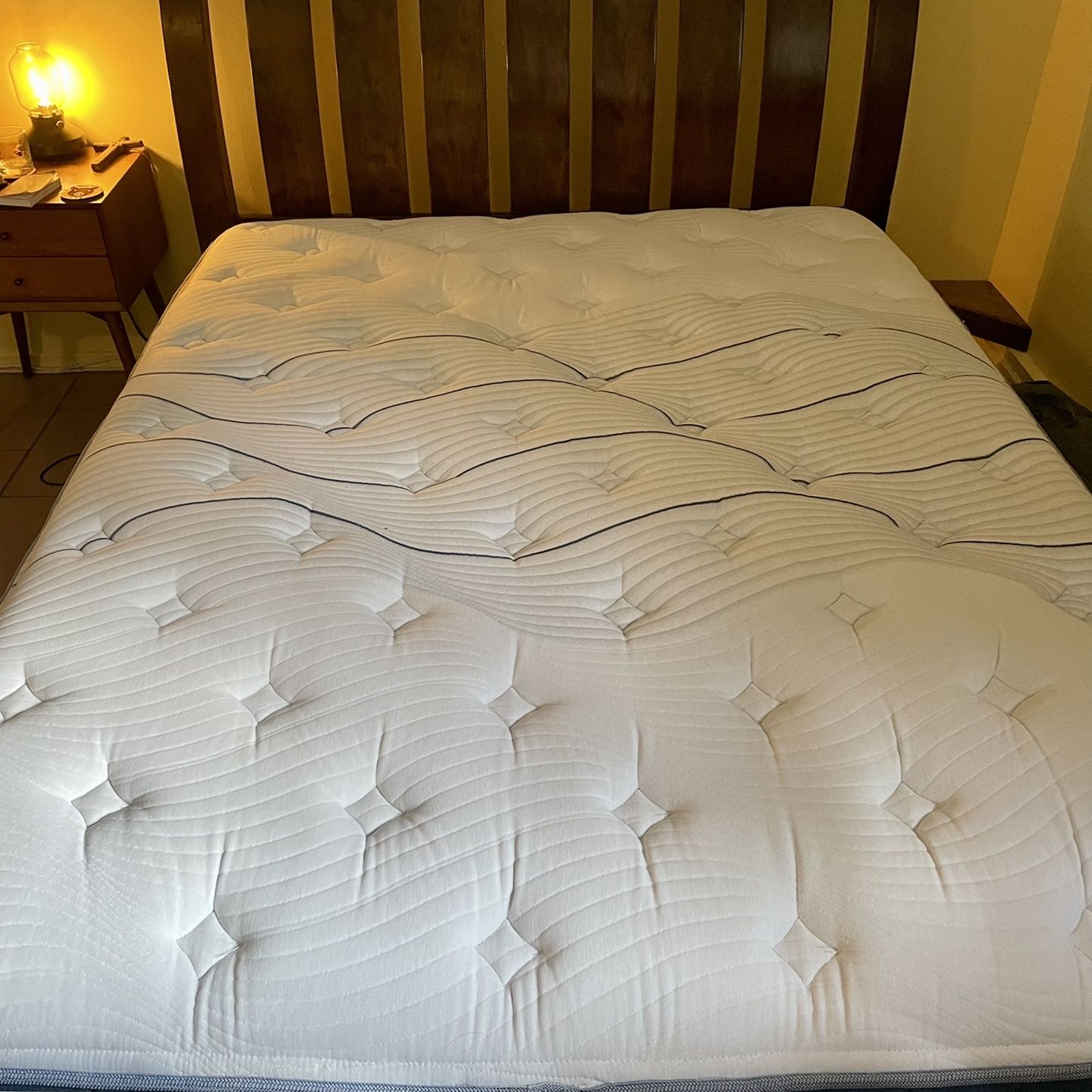 Bear mattress Queen size medium firm elite hybrid for sale excellent shape
