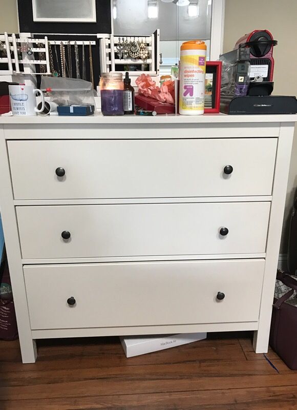 White dresser with 3 drawers