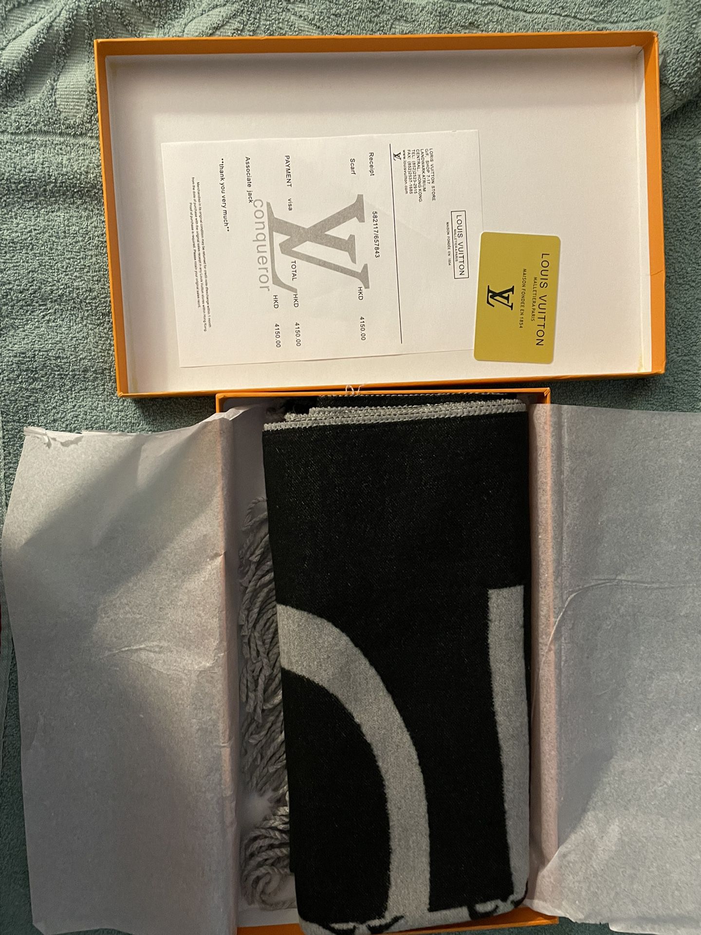 Louis Vuitton Scarf With Pockets for Sale in New York, NY - OfferUp