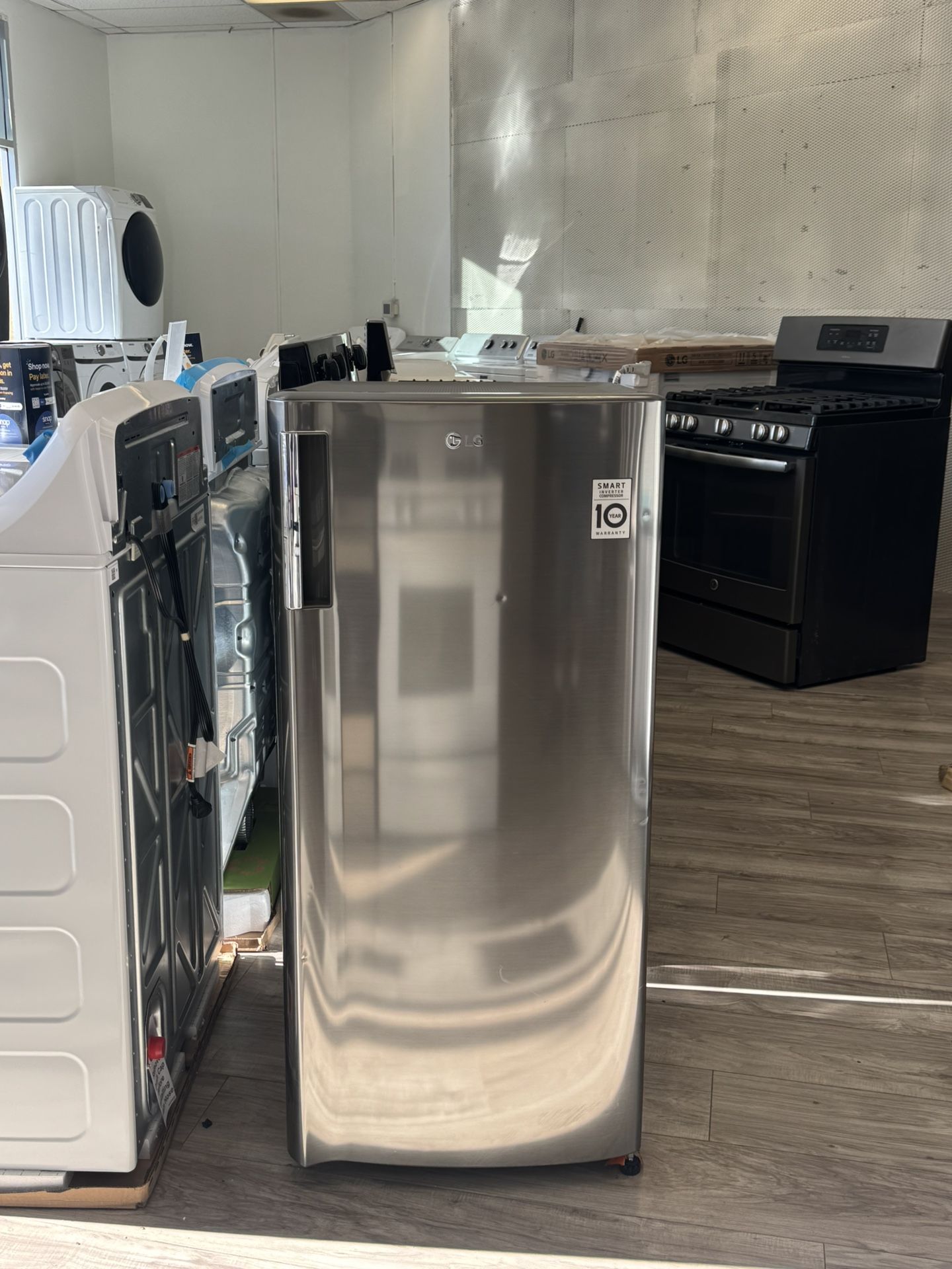 31 cu. ft. Smart Standard-Depth MAX™ French Door Refrigerator with Four  Types of Ice and Mirror InstaView®, image size:1440x1920