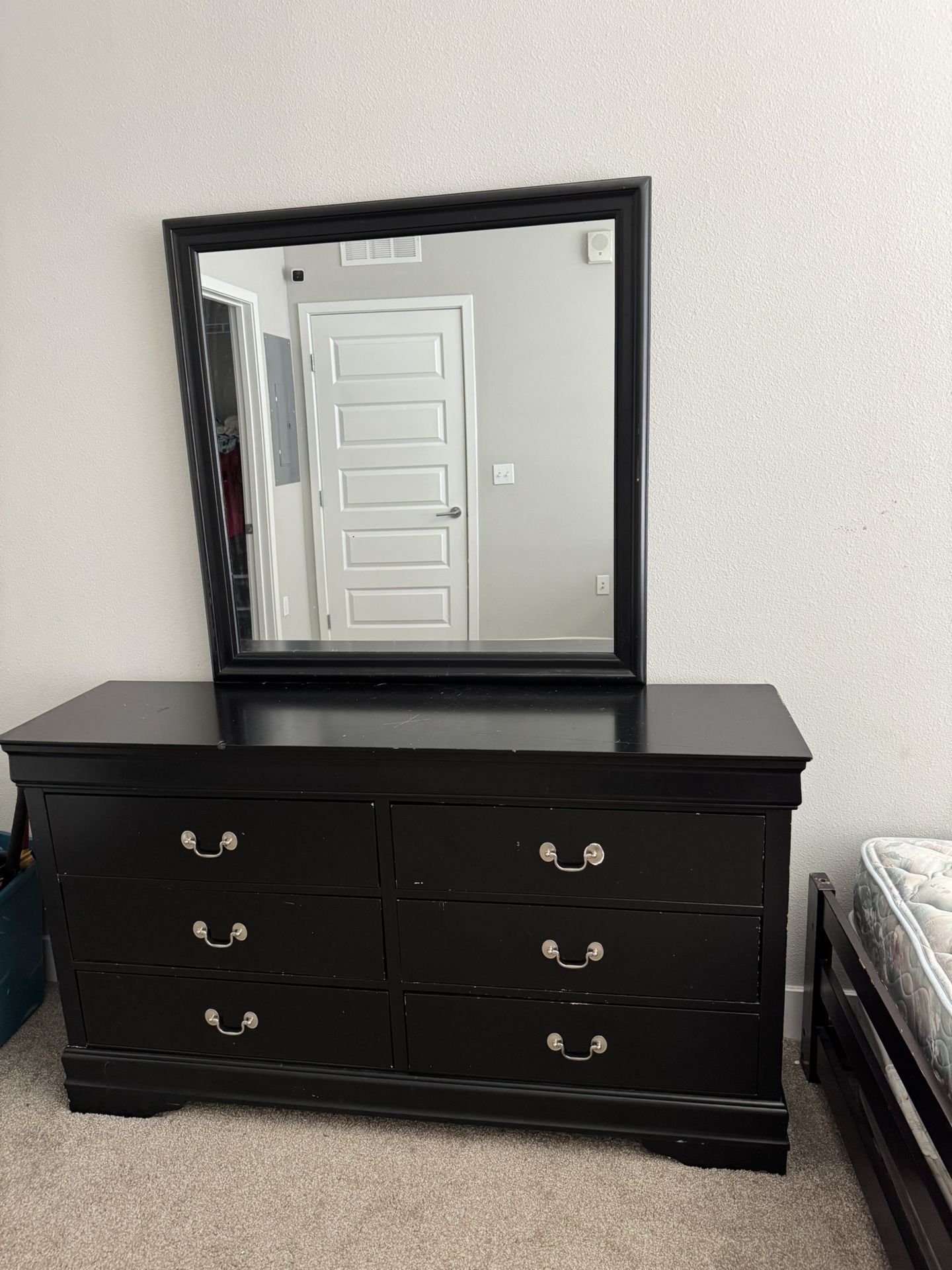 Dresser With Mirror