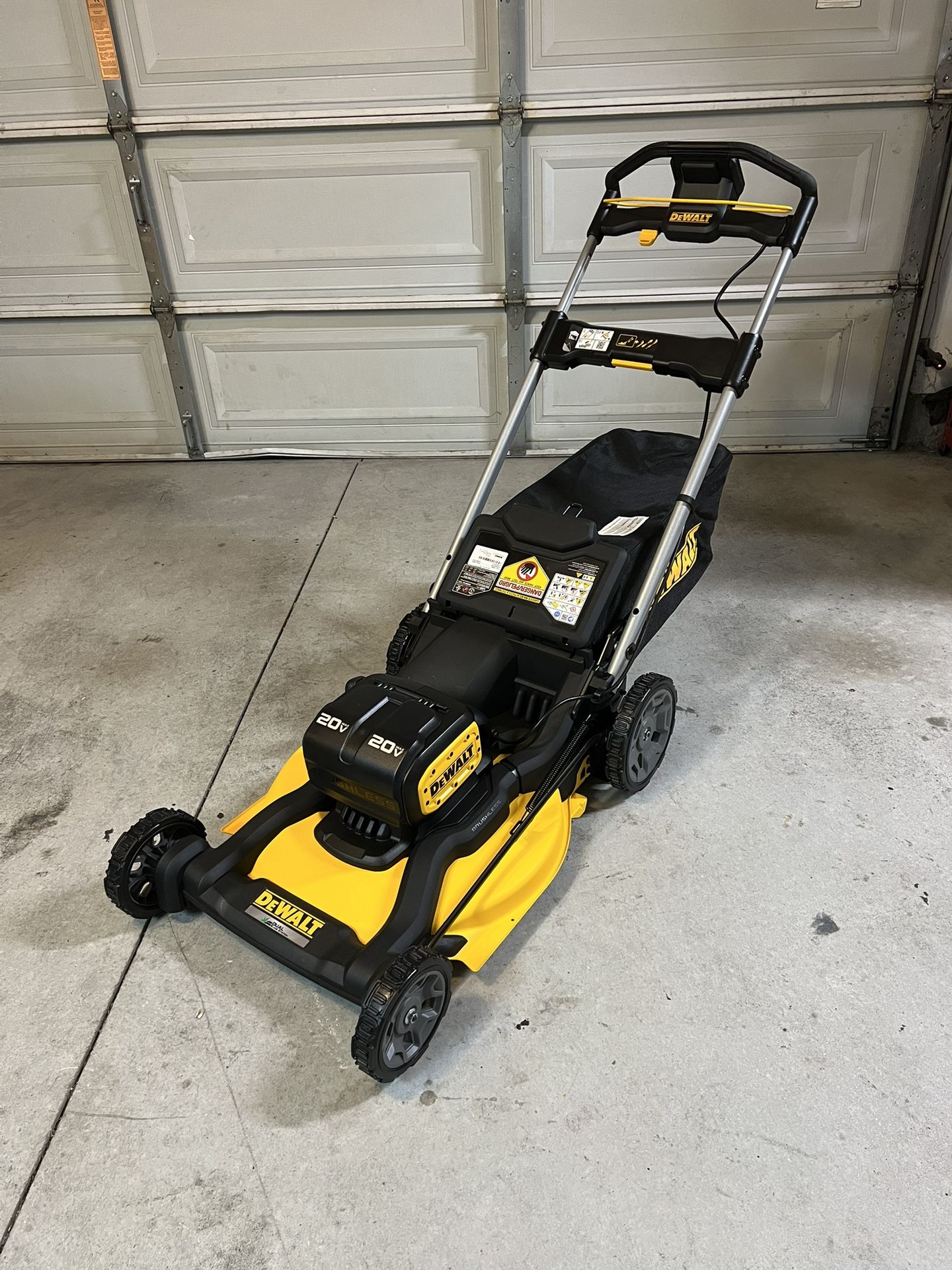 New DEWALT 2x20V MAX 21 in. Cordless Battery Powered Push Lawn Mower (Batteries Not Included)