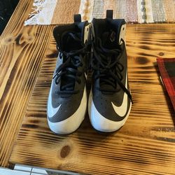 NICE PAIR OF BOY’S NIKE HUARACHE CLEATS 7.5