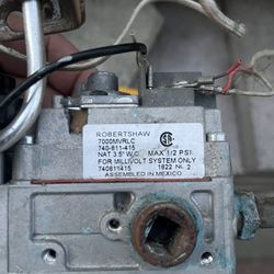 Valvula Robertshaw 7000MVRLC Millivolt Furnace Gas Valve 740-811-415