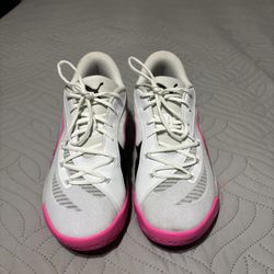 Basketball Shoe: Puma pink 