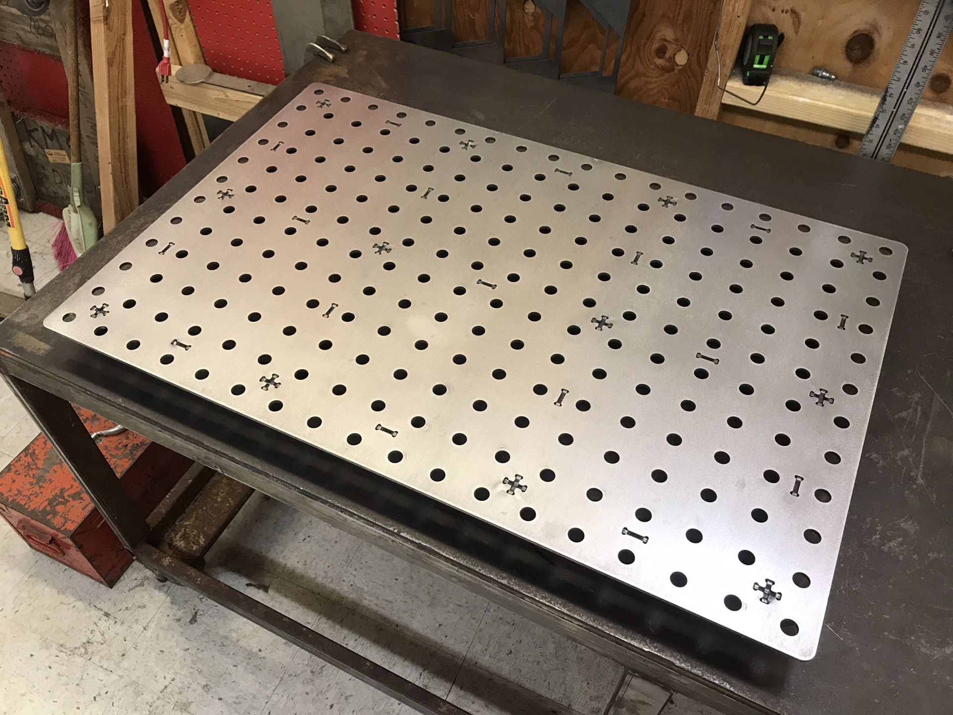 Welding fixture table tab and slot