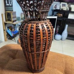 Wicker & Metal vase is in New condition! Vintage,