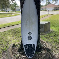 Surfboard 5’7 RIVAL