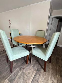 Round kitchen table with four chairs