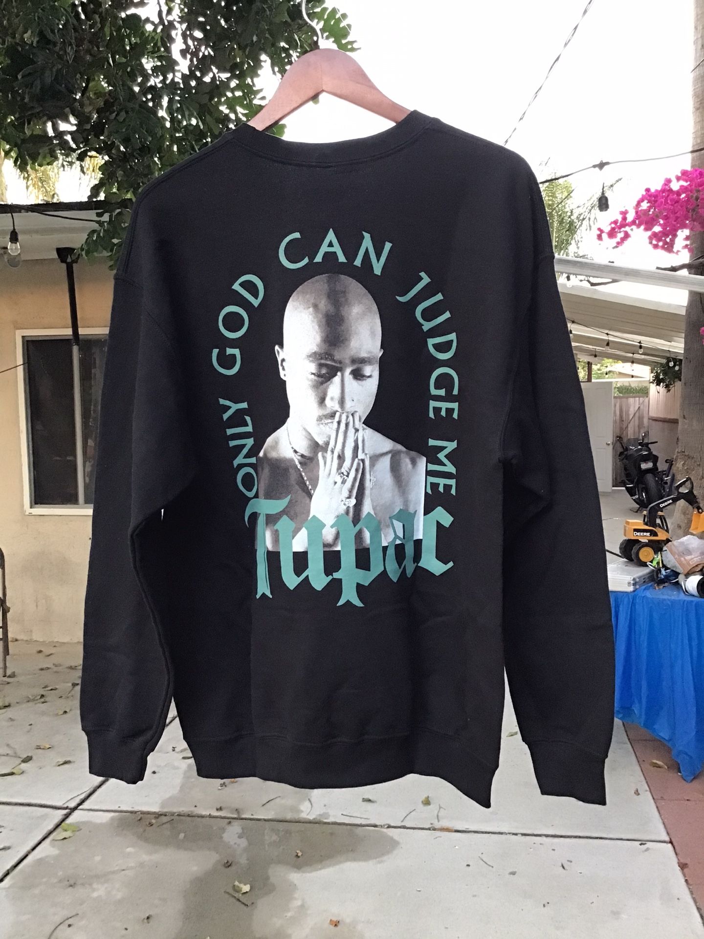 Tupac 2Pac Shakur Only God Can Judge Me Praying Print Art Mens Womens Crewneck Sweatshirt T-Shirt Large Rap Merchandise California Love