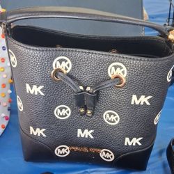 MICHAEL KORS Mercer Small Logo Embossed Leather Bucket Bag COLOR BLACK