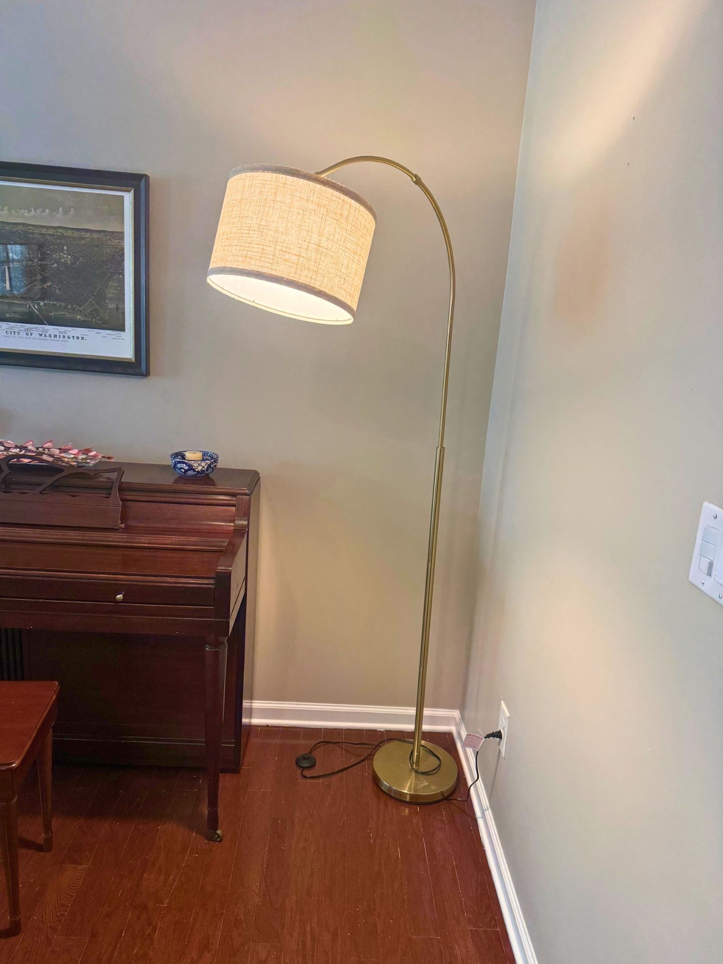 Modern Arc Floor Lamp – Gold Finish – Like New