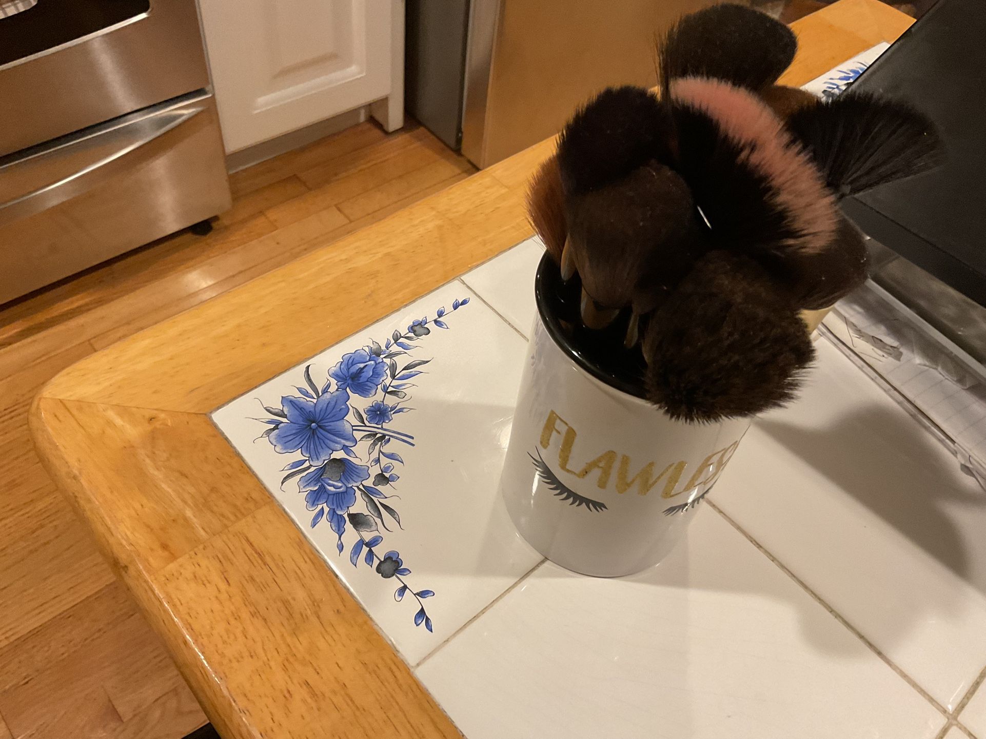 A Few Make Up Brushes In A Beautiful Vase. They’re Are Almost New ( NO SHIPPING)