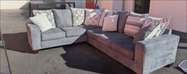 Gray color couch set located in Mesa