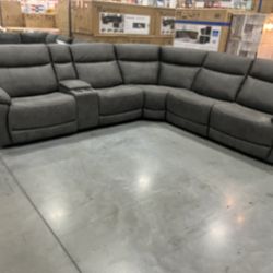 Use 3-Piece Reclining Sectional Couch