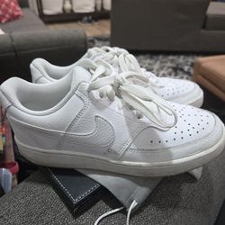 White Nikes size 6
