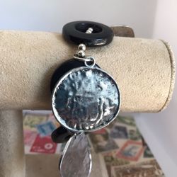 Vintage Hammered Silver Disc And Black Lucite Stretch Bracelet 