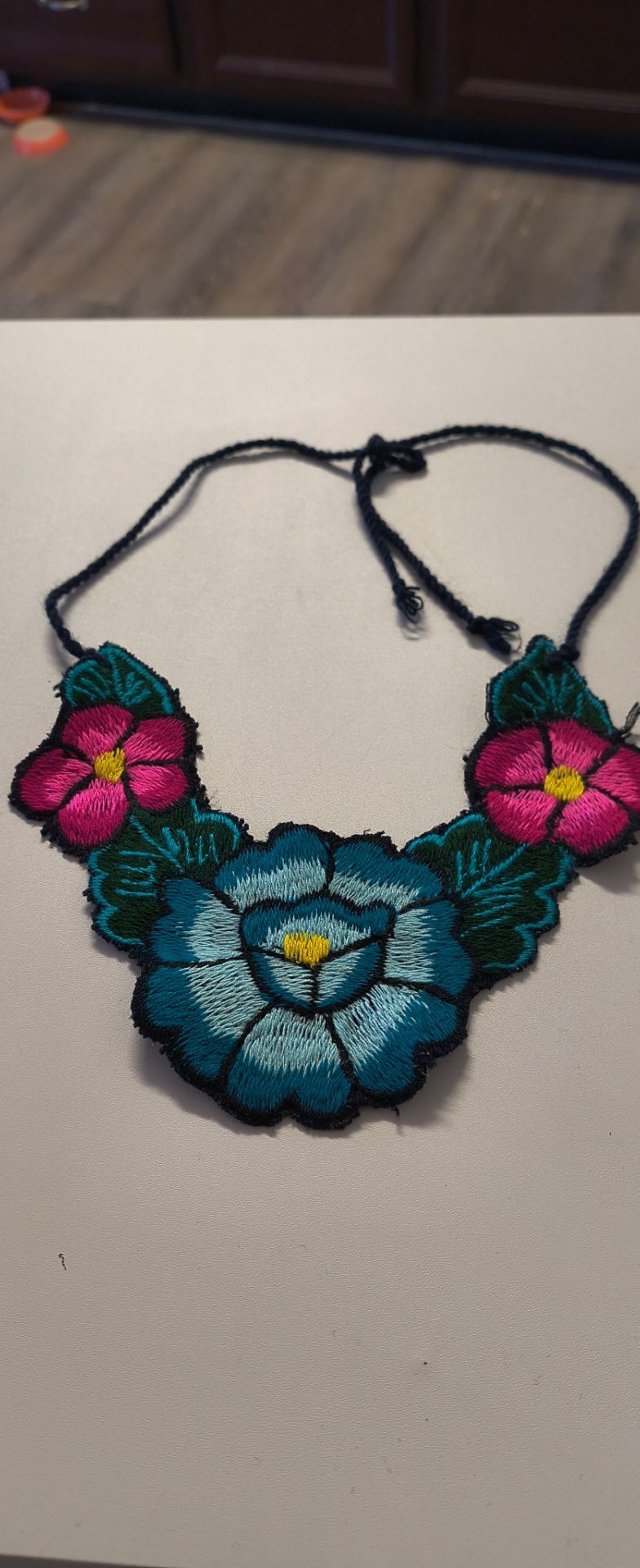 Artisanal blouse collar