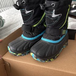 Kids Snow boots  Size 7