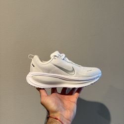 Women Nike Vomero 18 Size 7 - NEW