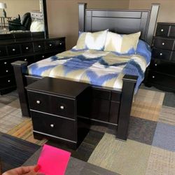 MIRLOTOWN POSTER BEDROOM SET