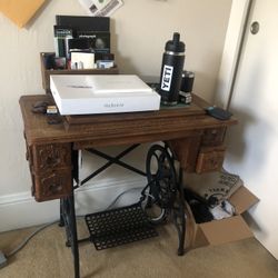 Desk/ Vintage sowing machine 