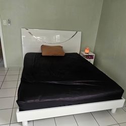 Queen white bed
