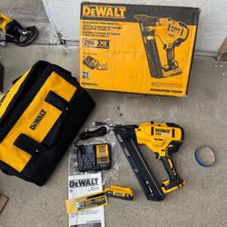 DEWALT 20V MAX XR Lithium-Ion Cordless 2-1/2 in. 15-Gauge Finish Nailer Kit with 2.0Ah Battery, Charger and Contractor Bag