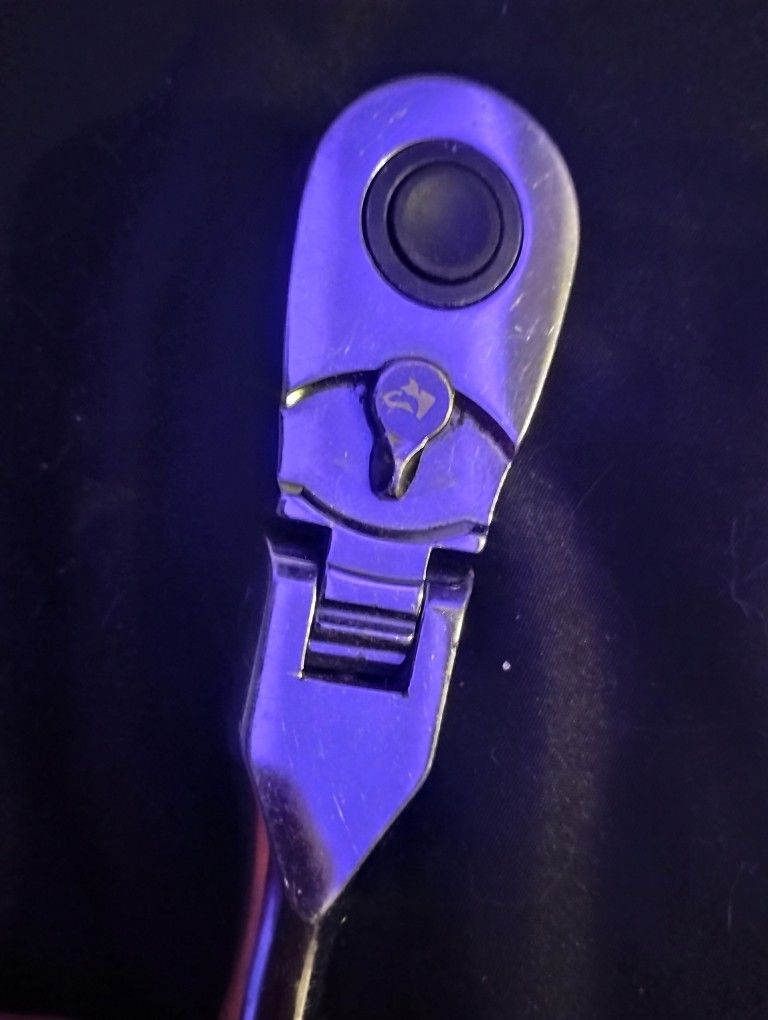 Husky brand locking flex-head ratchet, With 1/4"-3/4" Gator Grip ratchet