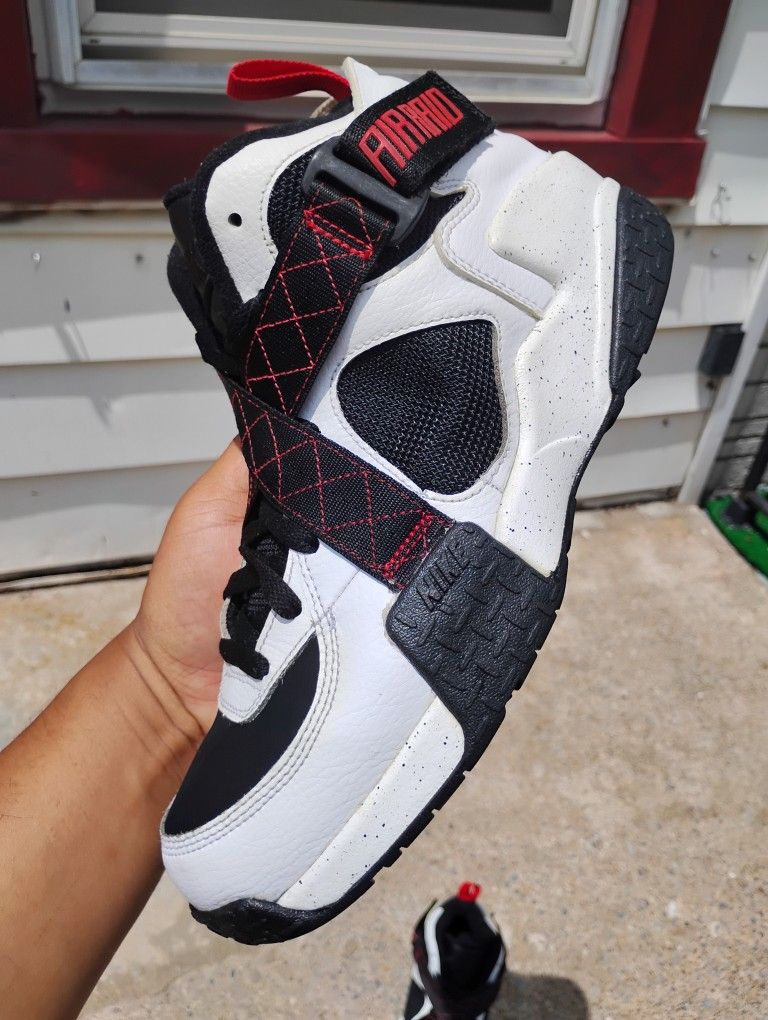 NIKE AIR RAIDS SIZE 9