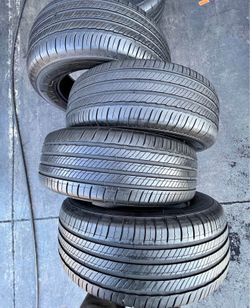 215/55-17 vendo set de Tires con 80% de vida las 4