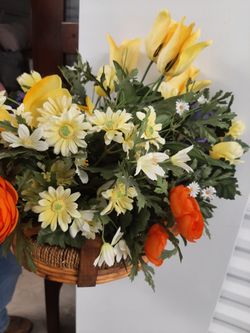 Spring/Summer Floral In Round Basket