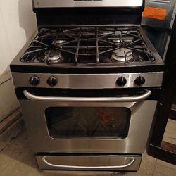 Nice And Clean GE Stainless Stove 