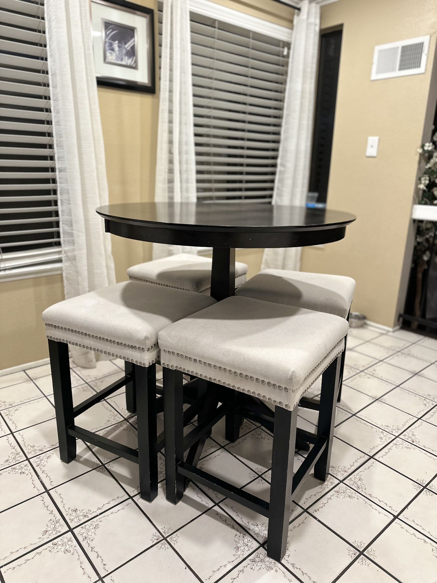 Dinning Table With Four Bar Stools
