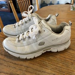 Women’s Sketcher Tone Ups Size 8 1/2 Has Cracks On Leather On Inner Side