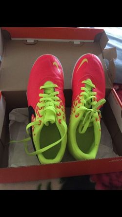 Soccer shoes