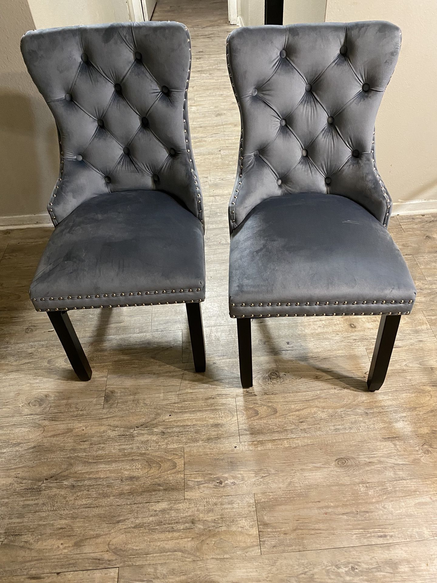 vendo  set  4 sillas de terciopelo nuevas $350  set 4 manteles $30   14 piesas  agarraderas  para los cajones $20  reloj$7