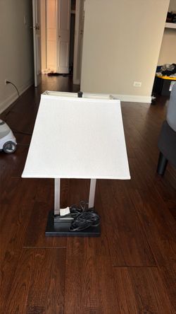 2 nightstand lamps